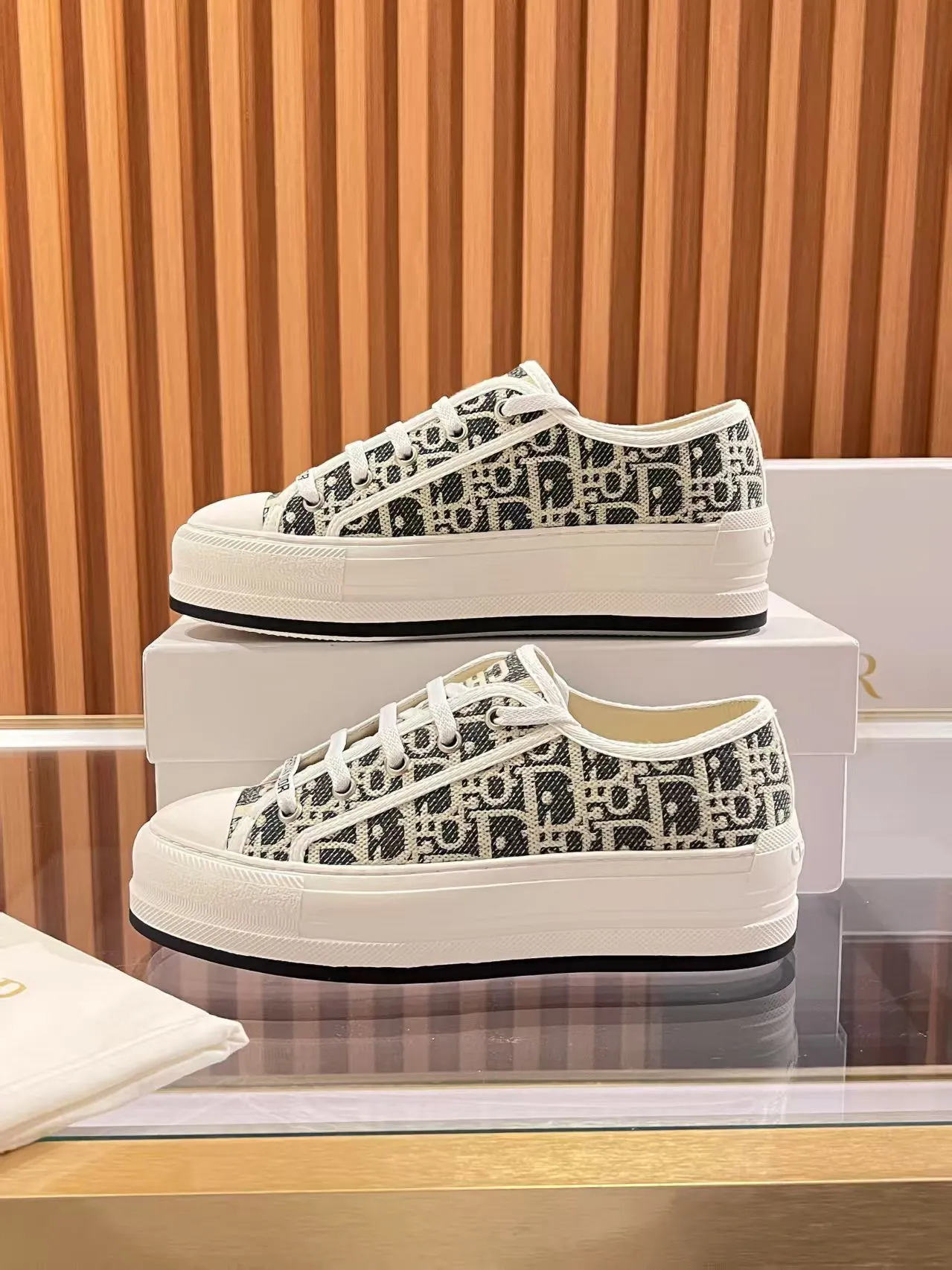 👟👟Ex-factory price 520👟👟 Walk‘n’Dior embroidered mid-top casual shoes are new in 2025. On the fashion stage, Dior embroidered shoes are the well-deserved protagonist. Delicate stitching is used on the upper, every stitch is devoted to the craftsman's efforts, and every thread is woven with artistic poetry. From complex floral patterns to smart geometric textures, embroidery is like the magic that gives shoes life, allowing them to show dynamic beauty even in static conditions.   Wearing Dior embroidered shoes feels like stepping into a dream world full of art. It is not only a pair of shoes, but also a walking piece of art that perfectly integrates fashion and culture. Whether you are strolling on the bustling city streets or attending important social occasions, Dior embroidered shoes can add unique charm to your style and become the focus of everyone's attention.   Choosing Dior embroidered shoes means choosing a persistent pursuit of quality and a unique understanding of fashion. Let it accompany you through every wonderful moment and leave your own fashion mark.  Material: Sheepskin lining, feet, silk cowhide, size 35-41, heel height 5cm